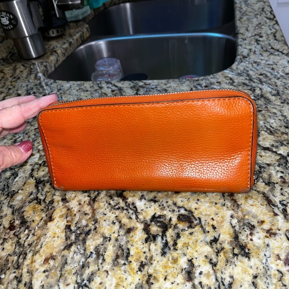 GUC Authentic Michael Kors pebbled leather bucket handbag withh wallet. 13X14 - Picture 8 of 9